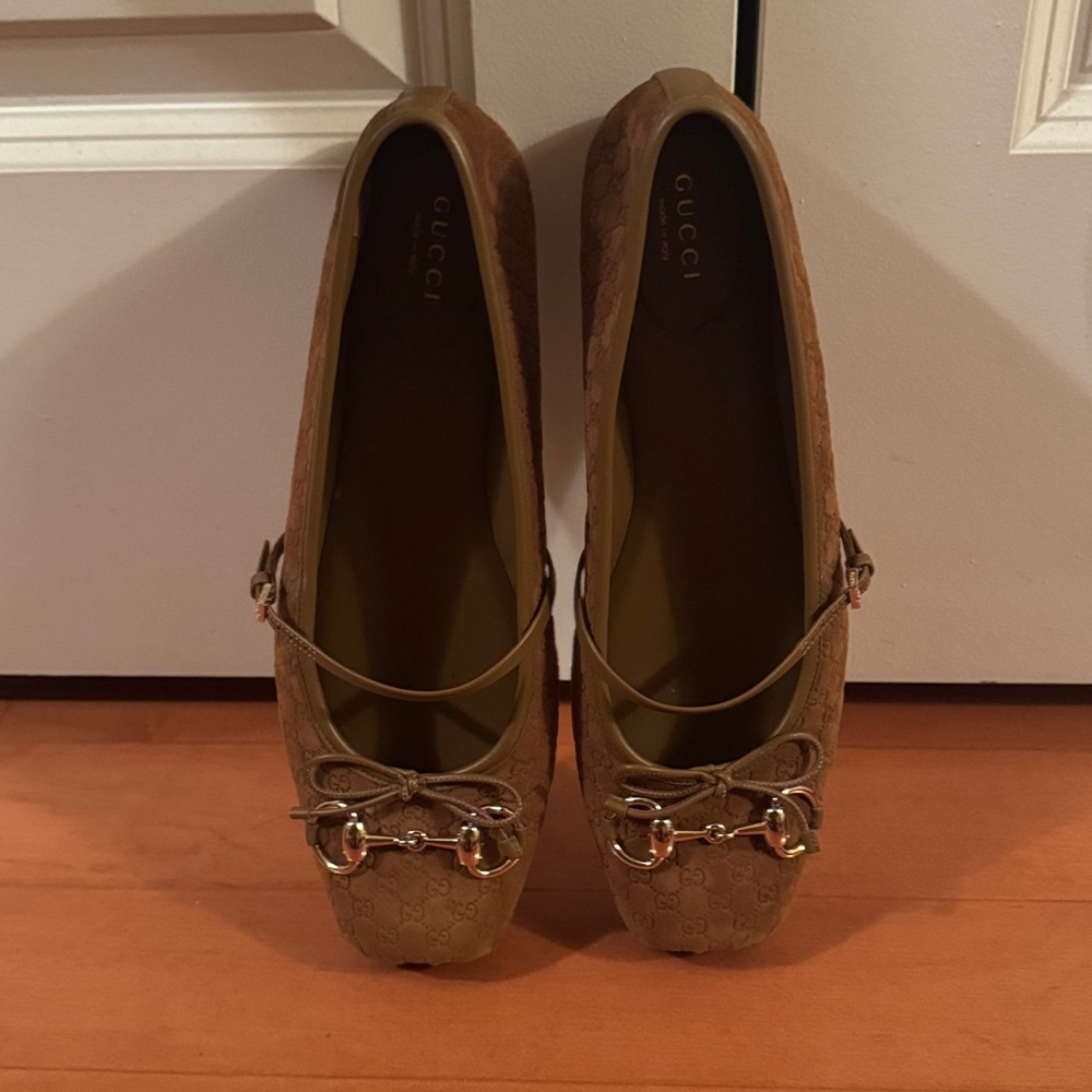 Gucci Tan Ballet Flats with Gold Details